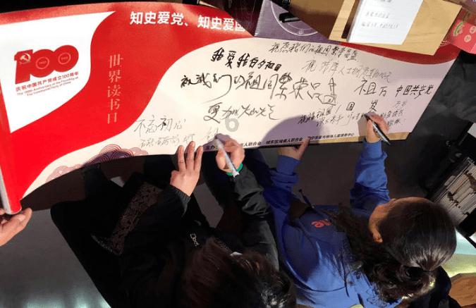 大连市总工会开展“送万福、进万家”书法公益活动